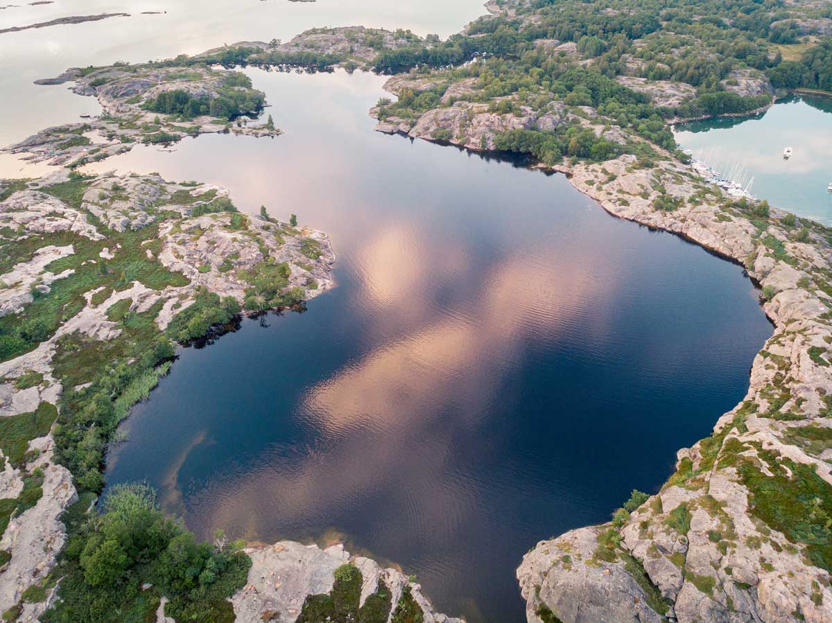 Björkö ja sen upea sisäjärvi Saaristomeren kansallispuistossa kuvaajana Lennokkaat.